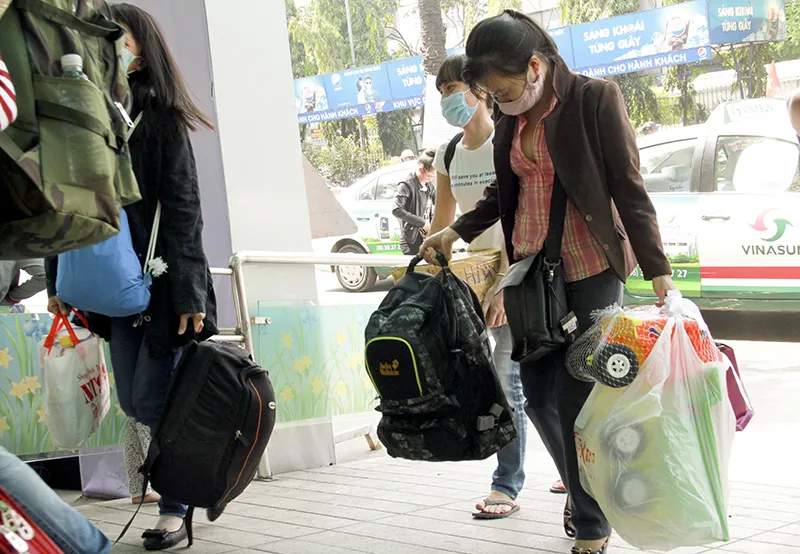 Người ở Sài Gòn tay xách nách mang về quê ăn Tết ảnh 9